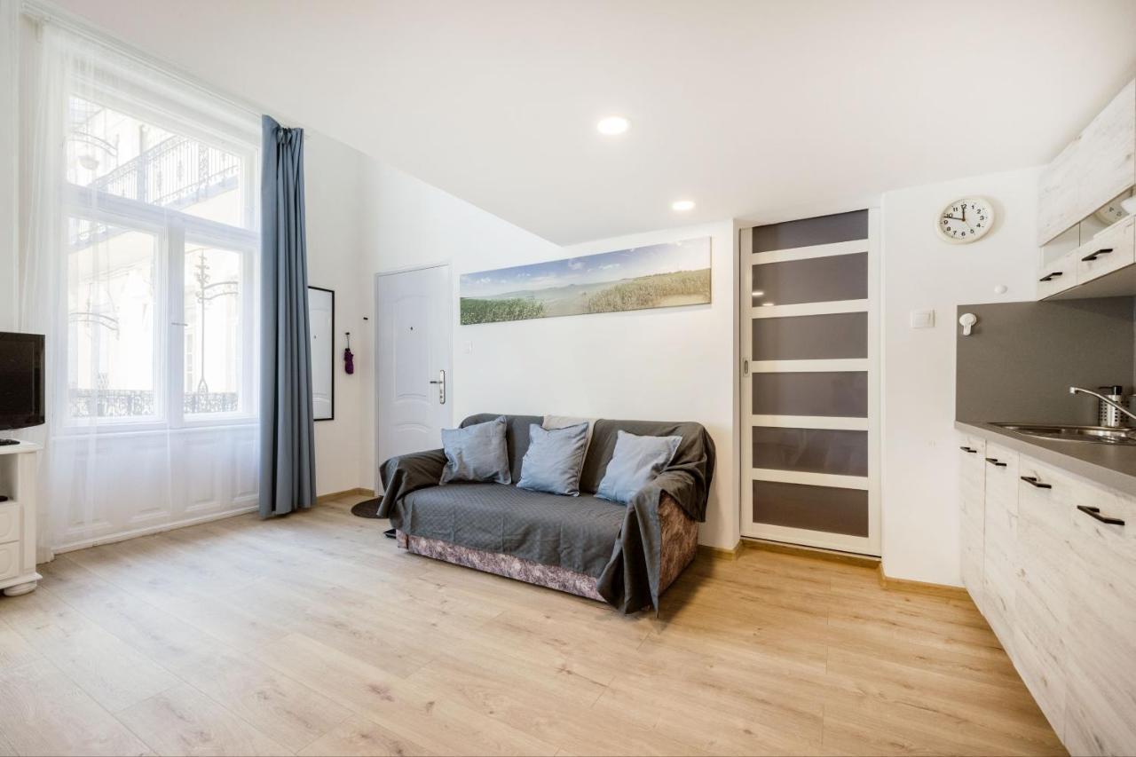 Apartment V12 *