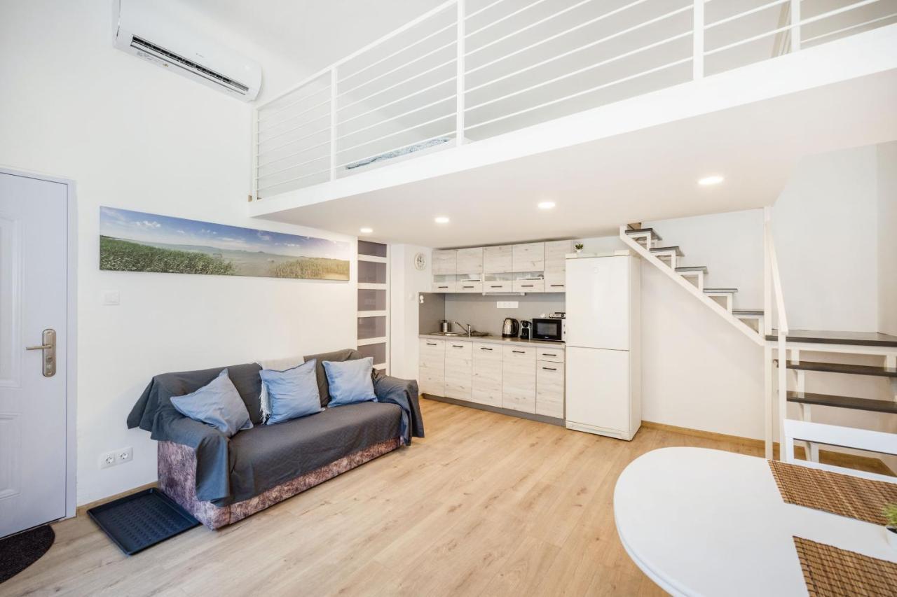 V12 Apartment *