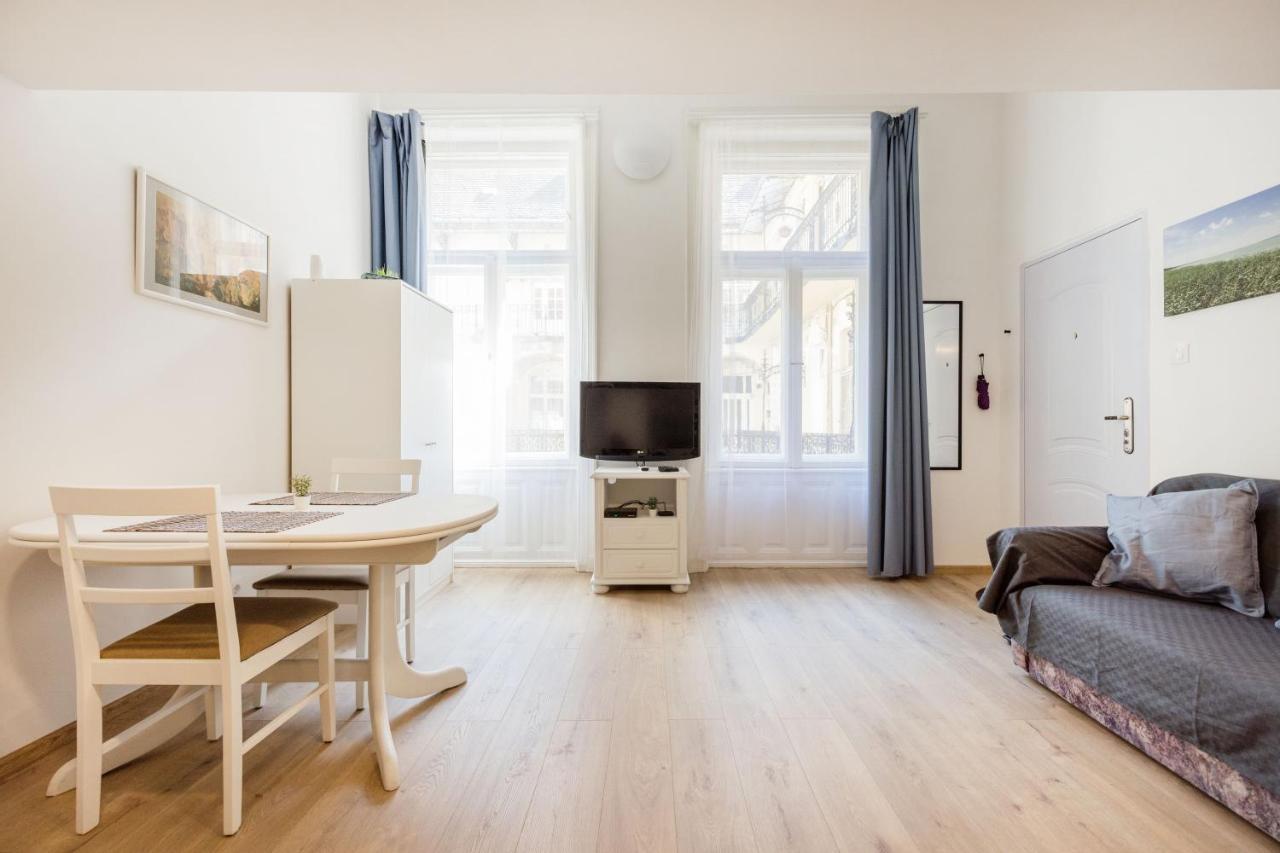 Apartment V12 *