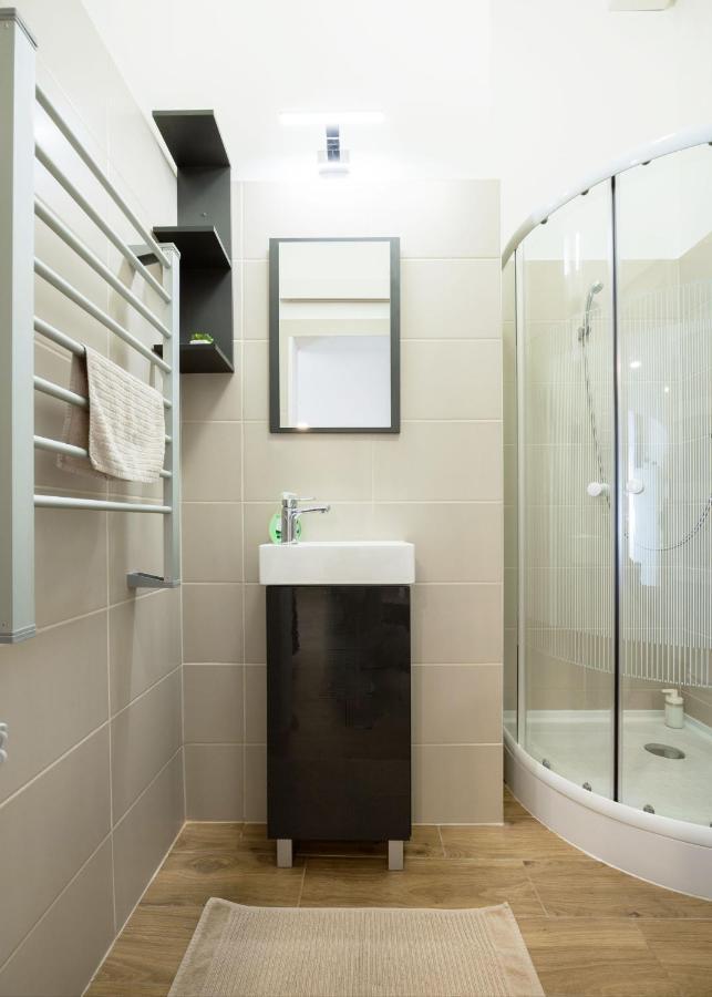 V12 Apartment *